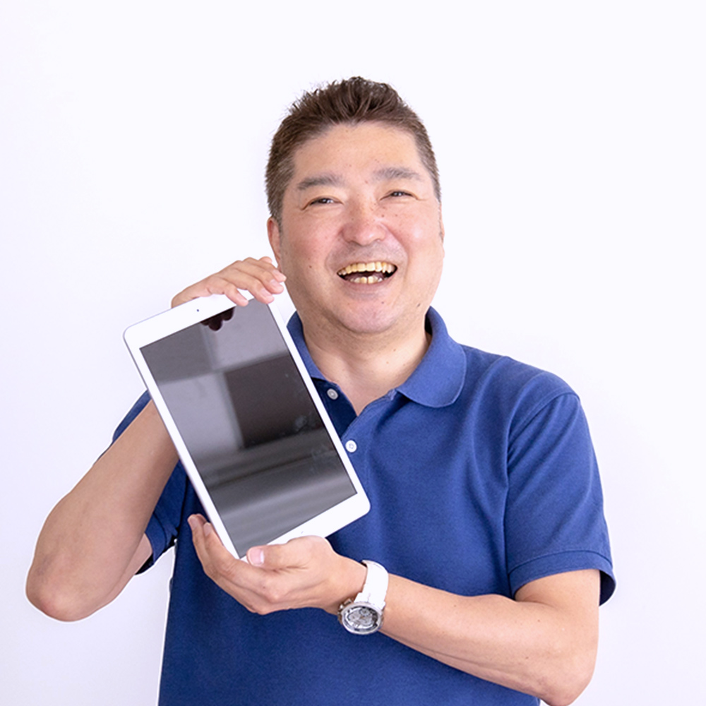 gotoyasunoriがタブレット端末を持っている写真