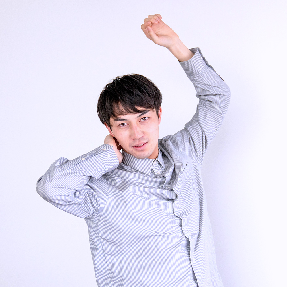 ichikawayudaiがちょっとけだるそうな感じだが腕を首の後ろと左腕を上げてポーズをとっている写真