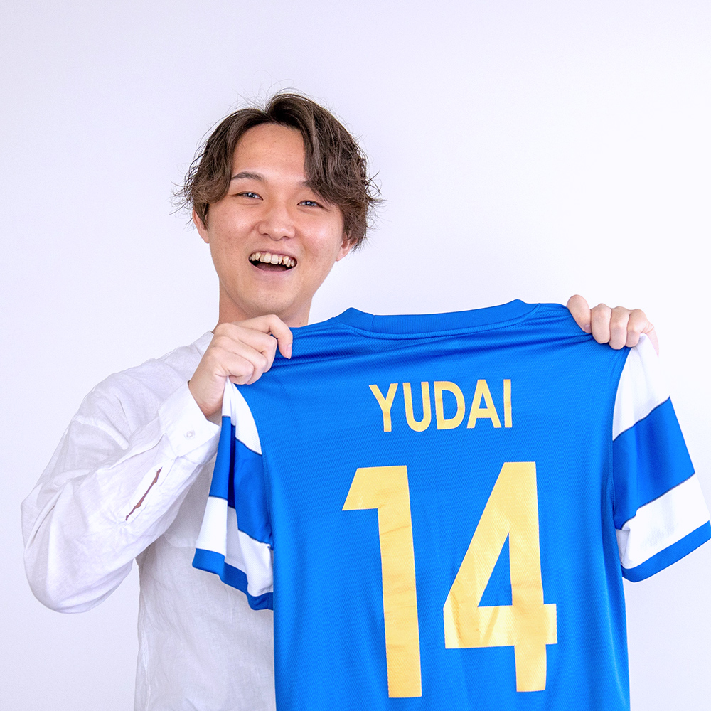 ishikawayudaiがサッカーのユニフォームを持っている写真