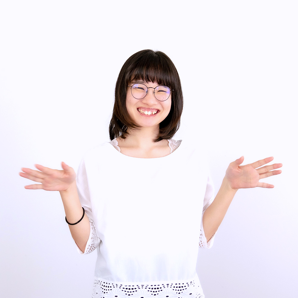 iwaimoekoが両手を広げてジャーンみたいなポーズをとっている写真