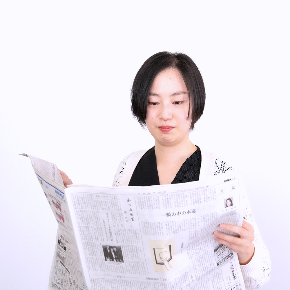 katoyuが新聞を読んでいる写真