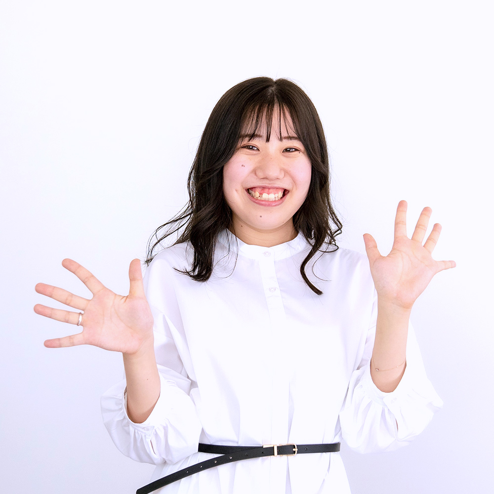 kubotanatukiが突然現れてびっくりした感じで笑っている写真