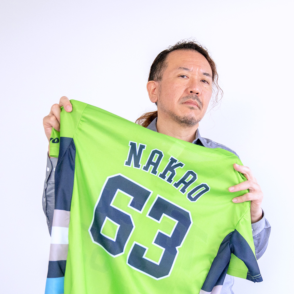 nakaomakotoがサッカーのユニフォームを持っている写真