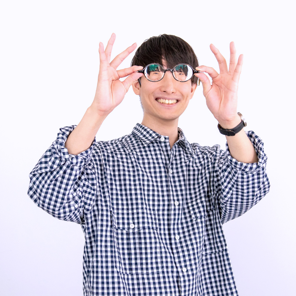 nakazonoyakutoがケントデリカットの眼鏡ギャグ(眼鏡をはずして両手で前に突き出して)笑っている写真