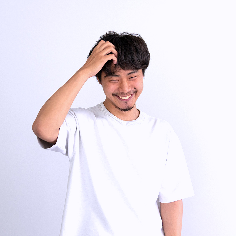 ogawamasatakaの頭をかいている写真