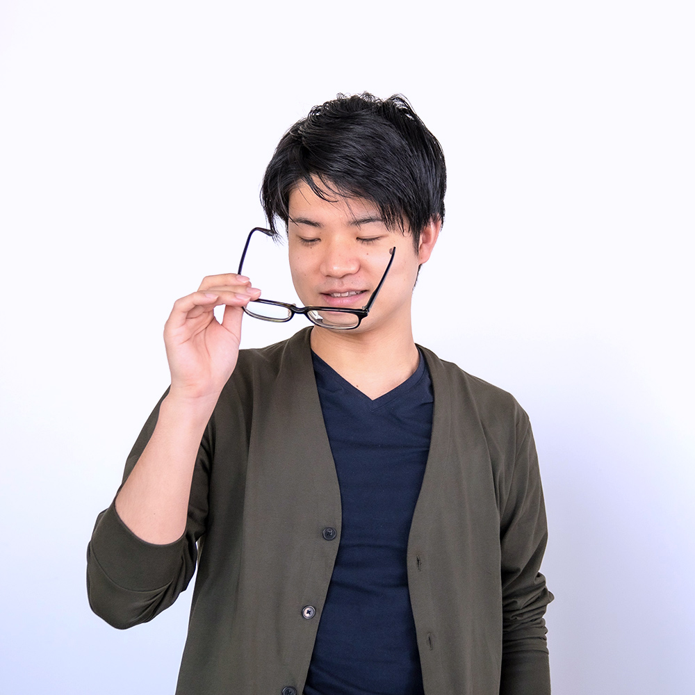 shojiippeiが眼鏡をはずそうとしている写真