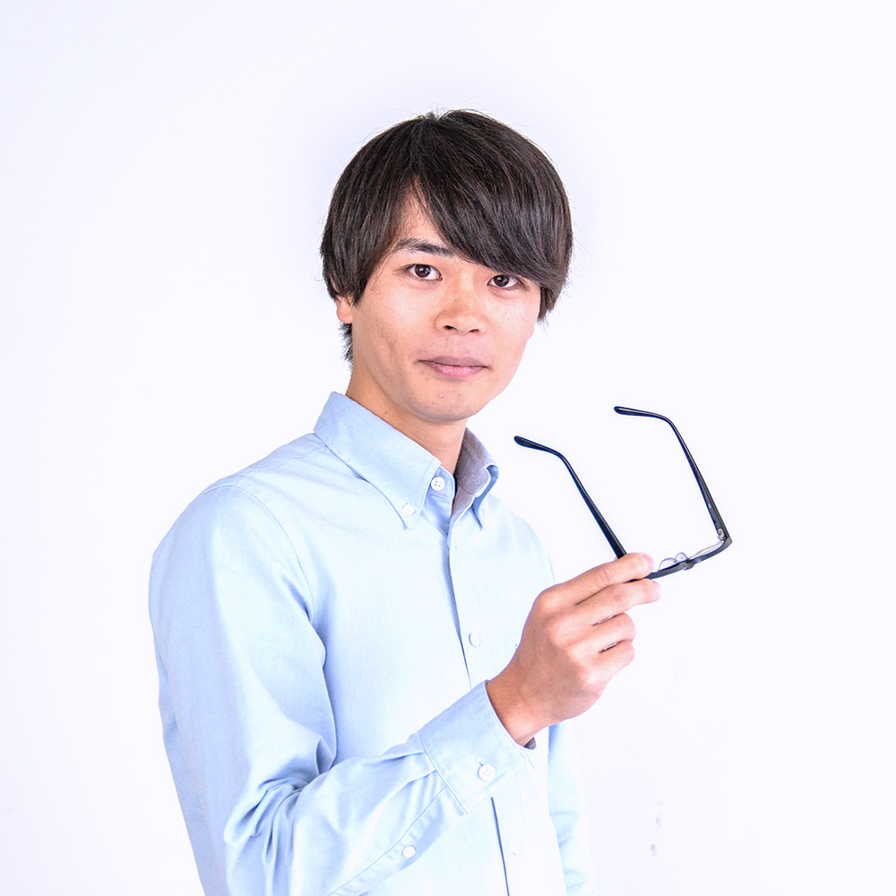 takasakikenshiroの眼鏡を外している写真