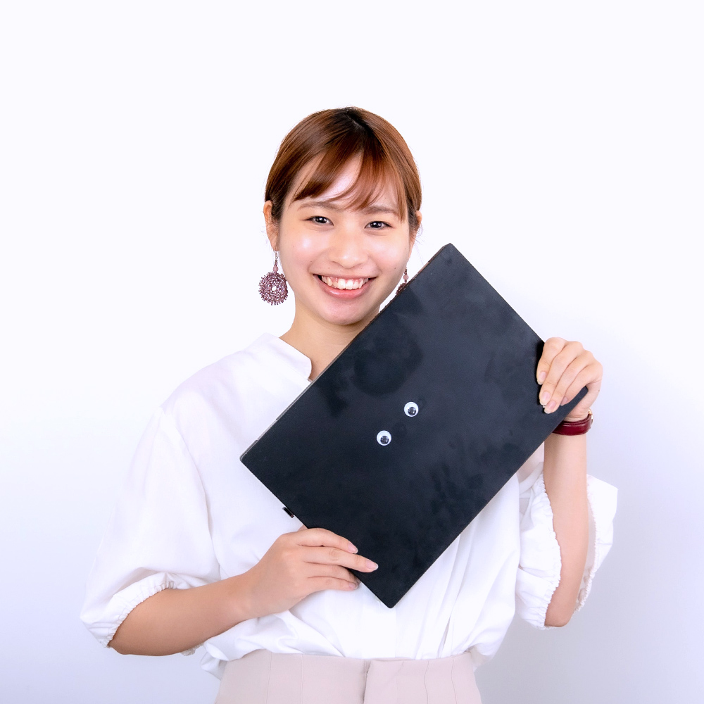 anakayukoが黒いボードを持っている写真
