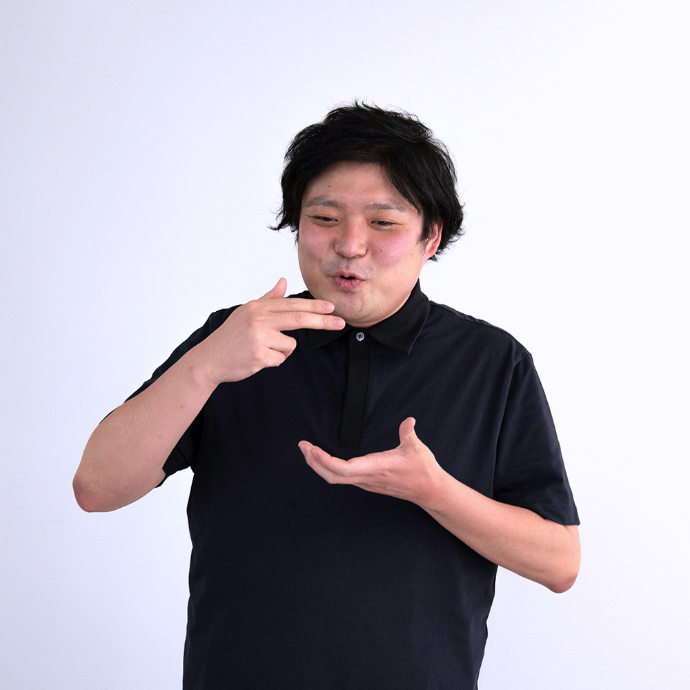 yakushizishunsukeが麵をすするポーズをとっている写真