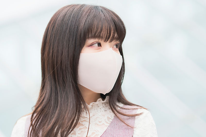 マスクを着用する女性