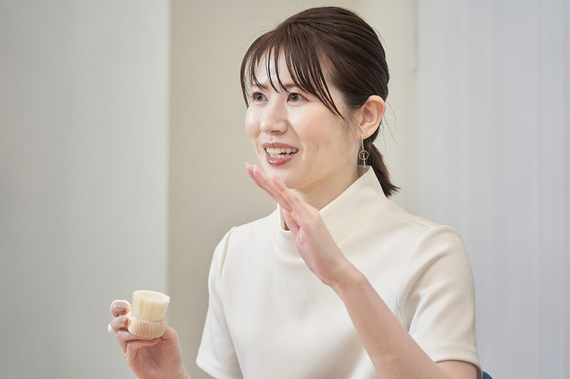 洗顔ブラシの解説をする馬場さん