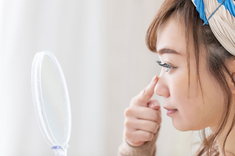 毛穴を見る女性