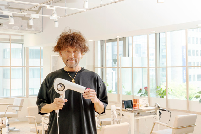 ドライヤーを持つ宮村さん