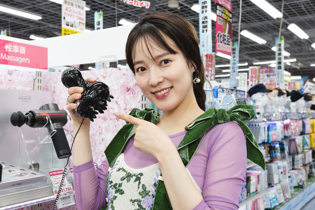 頭皮マッサージ器を説明する奈津子さん04