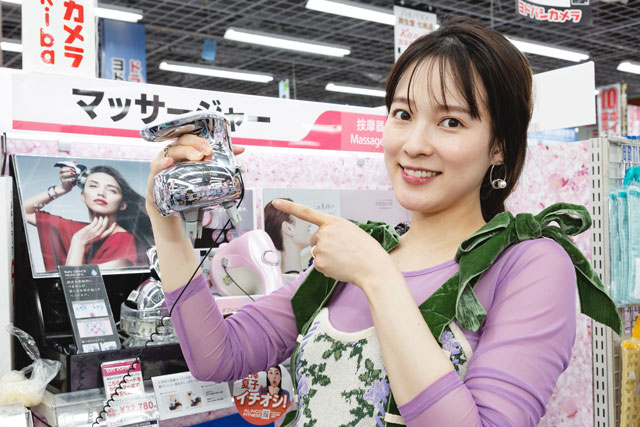 頭皮マッサージ器を説明する奈津子さん05