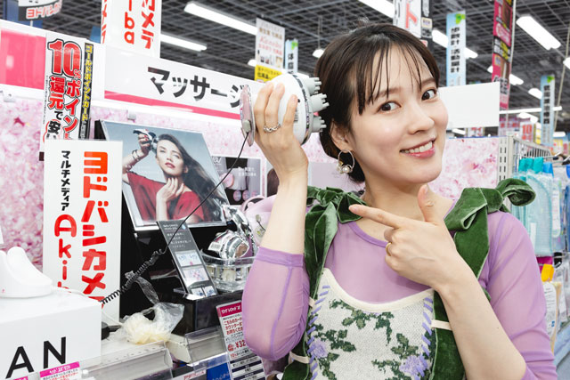 頭皮マッサージ器を説明する奈津子さん06