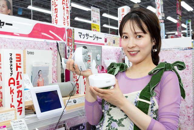 頭皮マッサージ器を説明する奈津子さん07