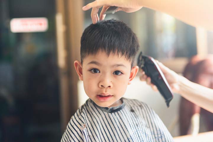 カットに慣れていない子どもの髪を刈る際は、耳や頭皮を傷つけないよう気をつけましょう