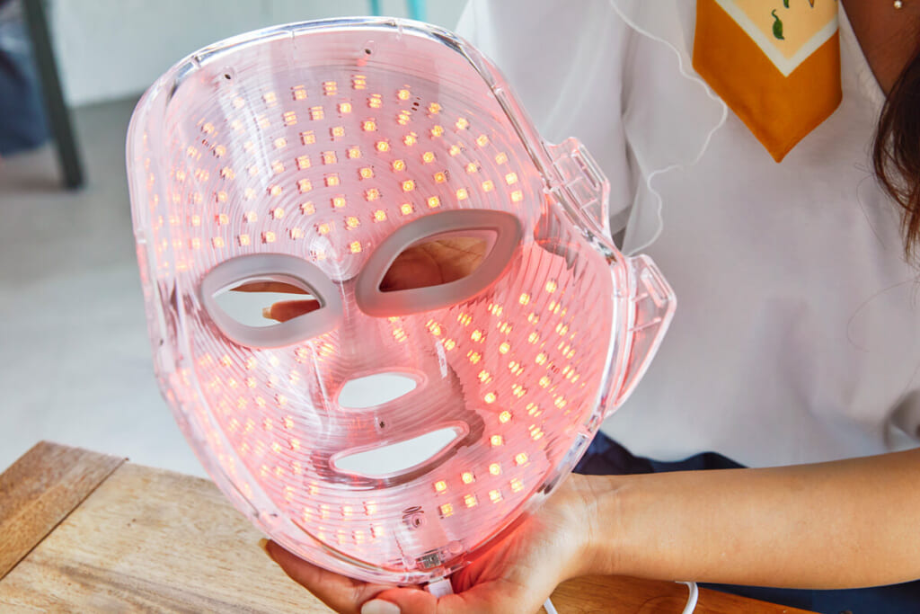 近未来感ある美顔器「LINKA（リンカ）7色LED美容マスク」をプロの美容家が実際に5日間使ってみた！