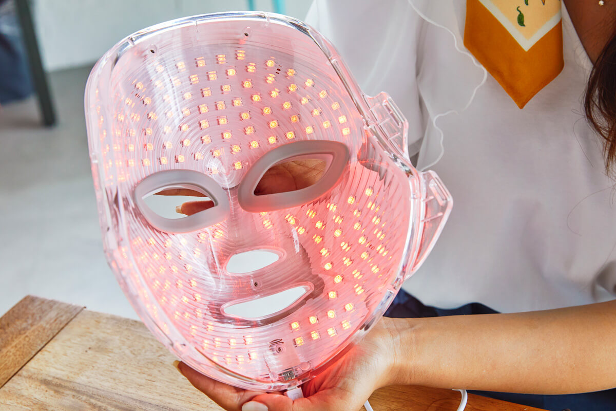 近未来感ある美顔器「LINKA（リンカ）7色LED美容マスク」をプロの