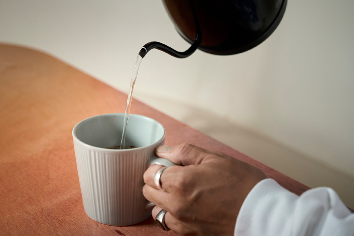 インスタントコーヒーを入れるお湯の量はきちんと量るのがおすすめ
