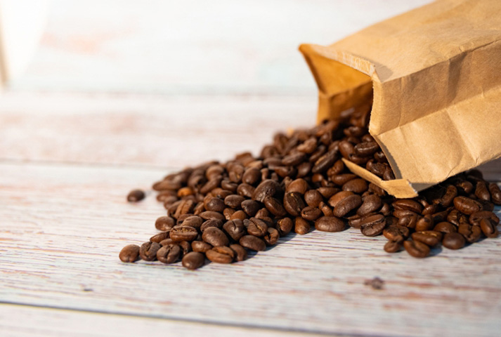 インスタントコーヒーに使われる豆はバランスの取れた中煎り～苦味のある深煎りが主流
