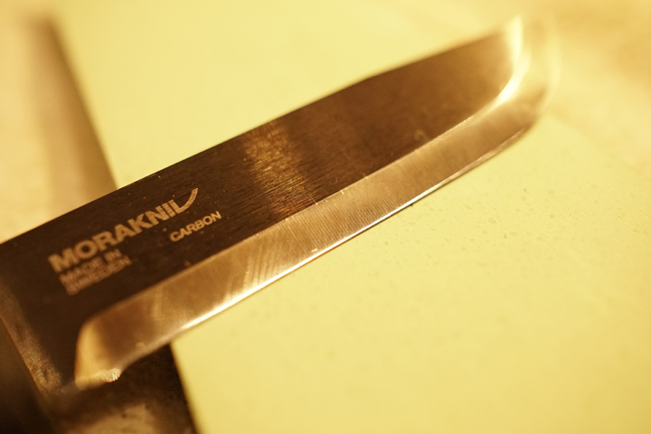砥石を使ってナイフの切れ味を回復する。慣れていないと正しい研ぎ方がわかりにくいので、専門店のスタッフに聞いてみたり、ワークショップに参加したりして学びたい
