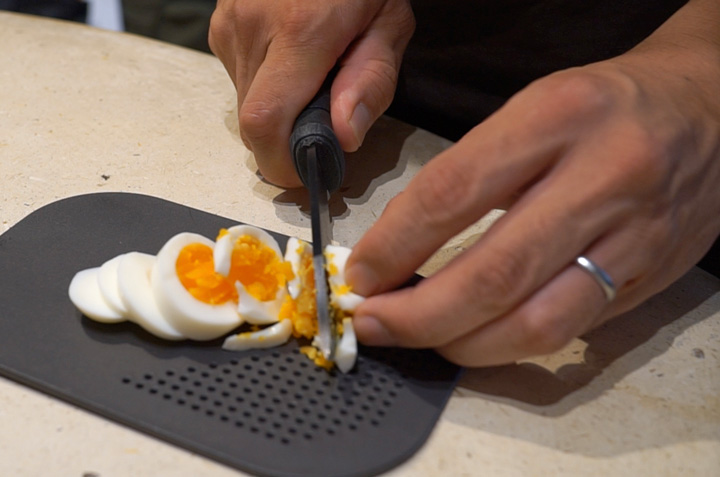 シースナイフでゆで卵をカット。薄切りを試みるも、ブレードの厚みによりつぶれてしまう