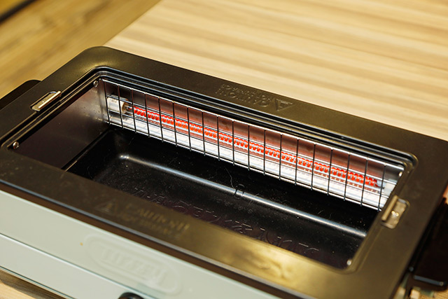 サイドヒーティング方式を採用した無煙ロースターの一例。両サイドに設置されたヒーターから発する赤外線で加熱します