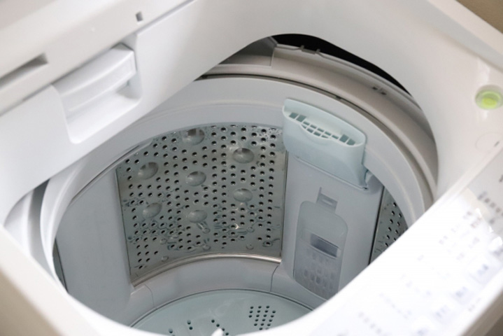 洗濯槽の小さな穴からクリーナーが裏側へ入り込み、汚れやカビを浮き上がらせる