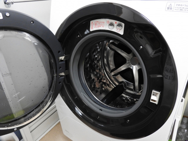 ドラム式は構造上縦型洗濯機よりは洗濯槽が汚れにくいですが、定期的な洗浄が必要