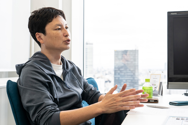 インタビューに答える菊地さん