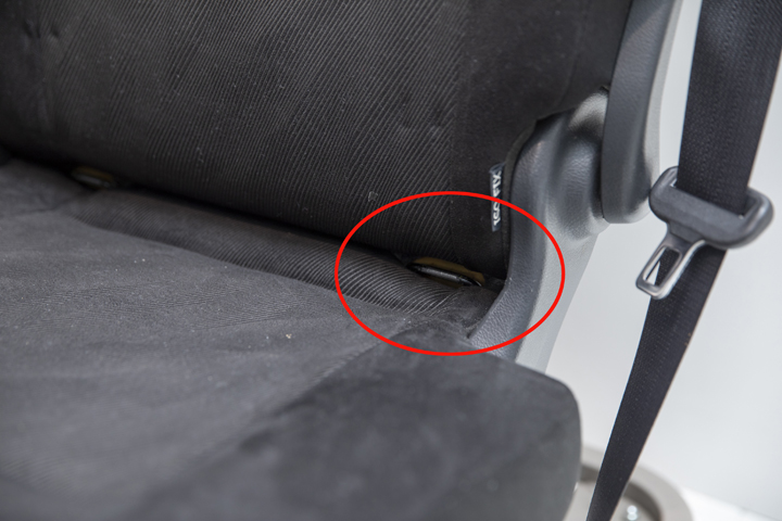 車の後部座席にISOFIX用の固定金具があるのを確認する。