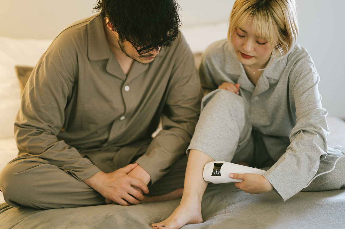 リファの脱毛器を試す高井夫妻