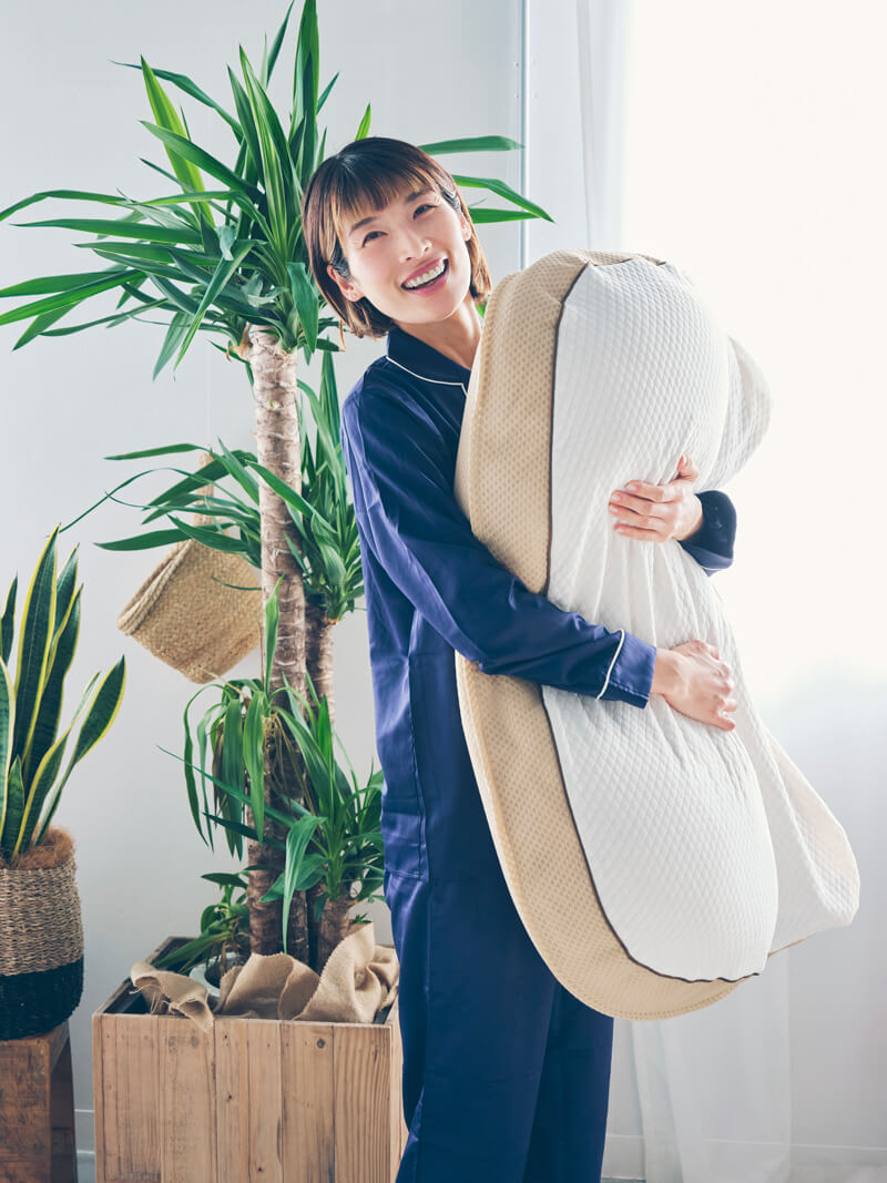 ギガ枕を抱える女性
