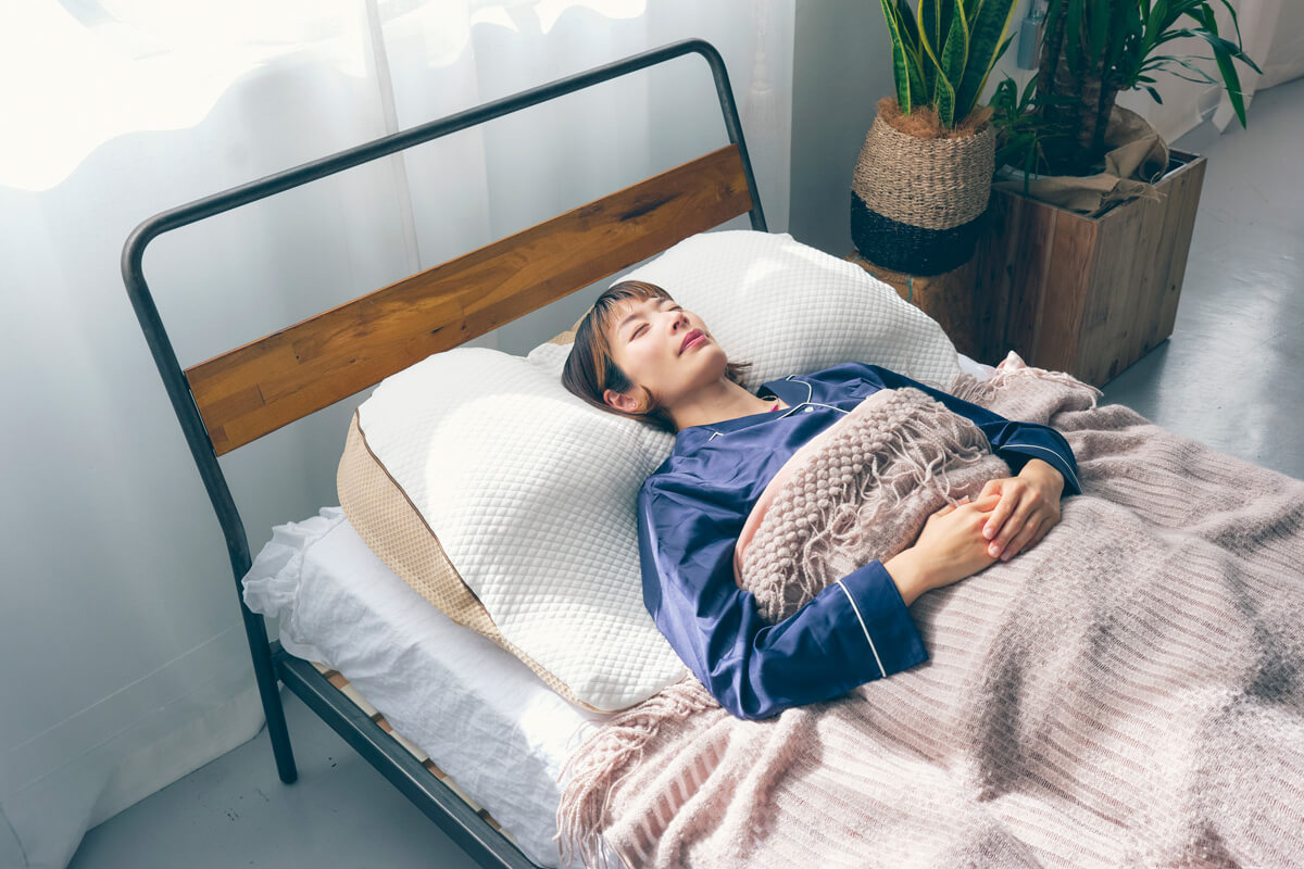 超絶大きな「ギガ枕」を睡眠のプロが5日間体験！ 体の約40%を支える