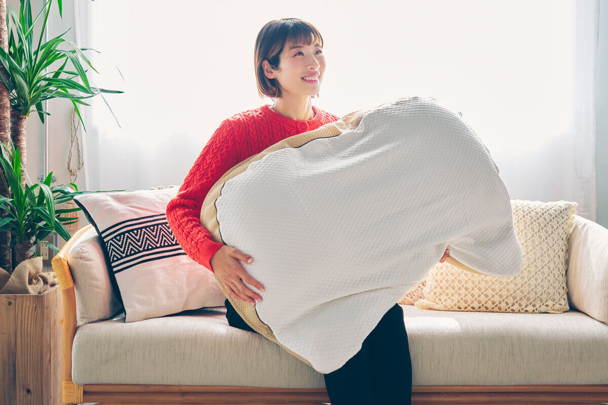 超絶大きな「ギガ枕」を睡眠のプロが5日間体験！ 体の約40%を支えるデカ枕で眠りの質が変わる!?