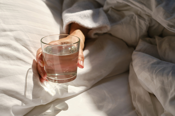 「睡眠中にコップ1杯分かく」といわれる寝汗を放っておくと、布団の中の湿度が高まり、寝苦しさを感じます