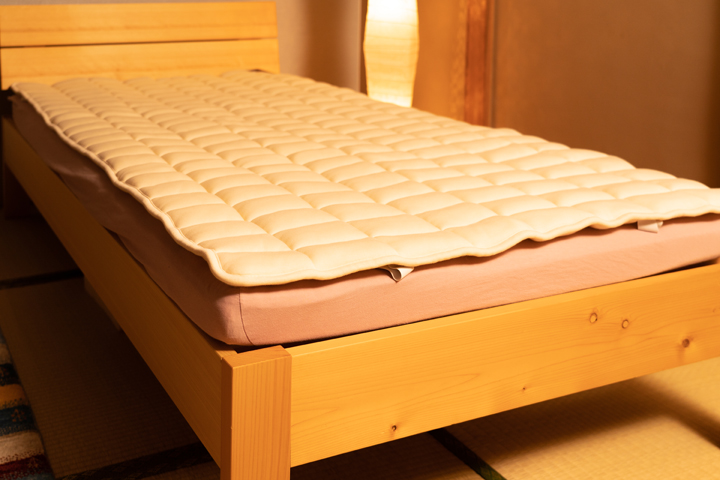 敷きパッドはマットレスの上に敷くので、汗染みや汚れからマットレスを保護できます