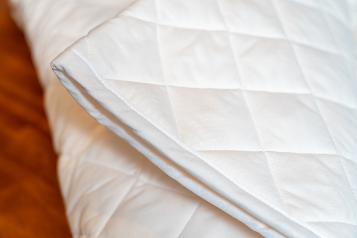 綿の敷きパッドは肌触りが良く、オールシーズン使えます