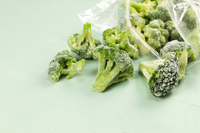 切って冷凍した野菜をほぐして使えれば、下ごしらえが簡単になり料理の幅も広がります
