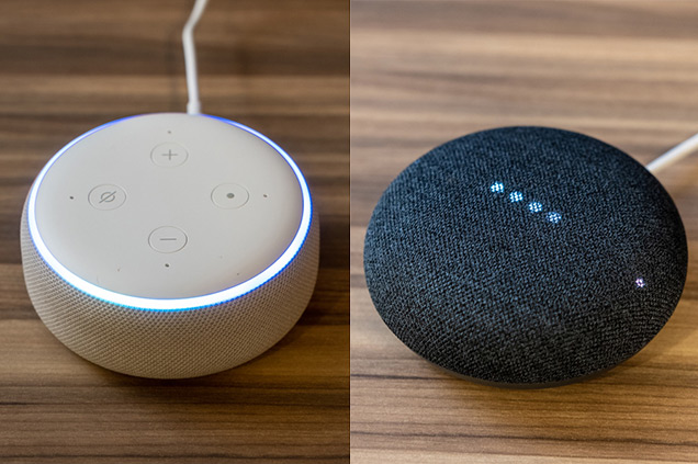 コンセントにつなぎ、電源が入った様子。Echo Dot（左）は本体外周が、Google Nest Mini（右）は中心部と側面が光ります