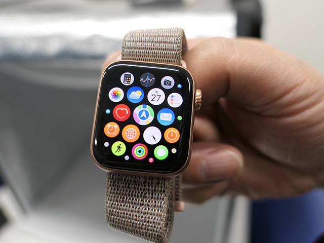Apple Watchのデジタルクラウン（本体サイドのボタン）を押し込むとアプリの選択画面へ。グリッド表示（写真）か、リスト表示のどちらかが選べる