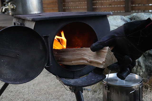薪ストーブの中に薪を入れて燃焼させます