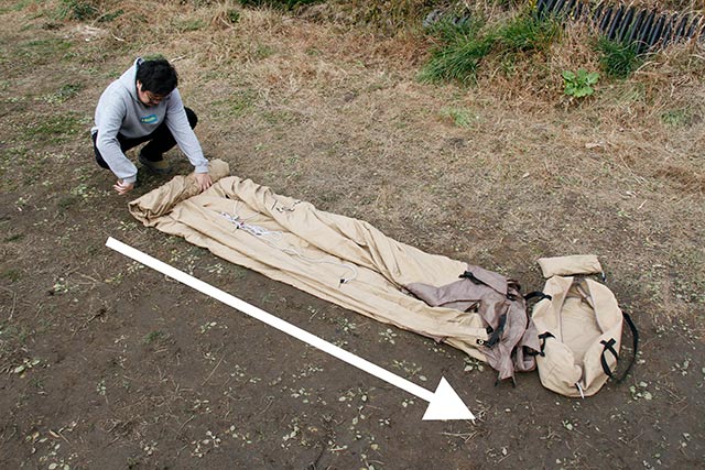 生地をよく乾かしてから作業をするのが前提です。ポール袋の幅に合わせてテント生地をたたんだら、ポールを軸にし、裾から空気を抜くように巻きます。