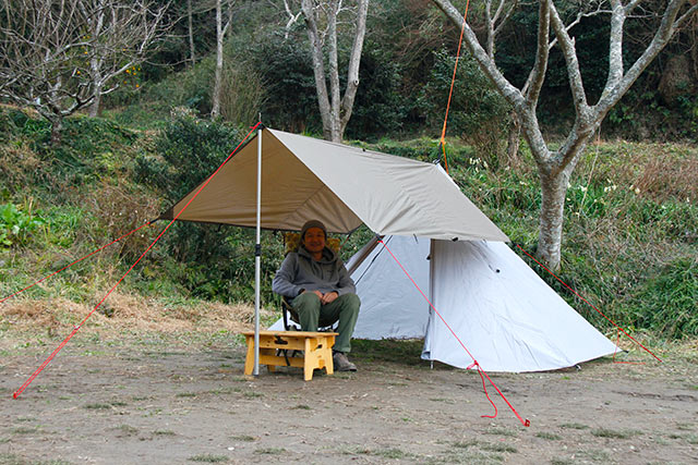 テント側の支点は1ヵ所で済むため、セッティングも楽にできる