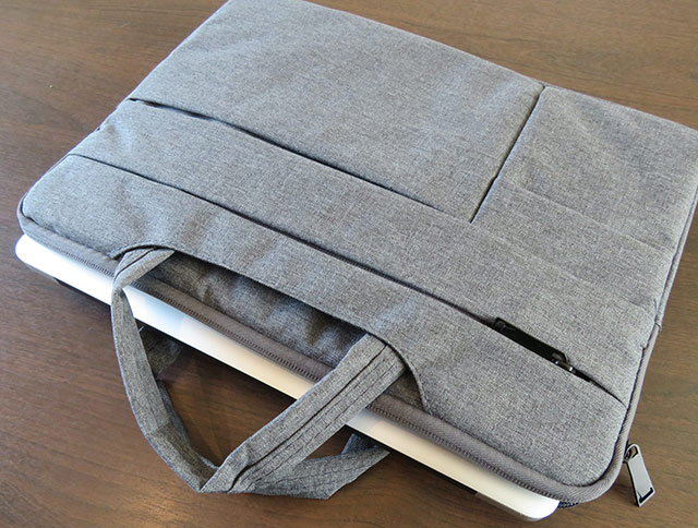 バッグタイプはポケットが多く、スマホなども入れられます