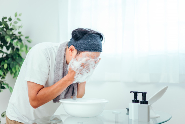 洗顔後、もしくは入浴時に行うと、ヒゲが湿気でやわらかくなった状態で剃ることができます