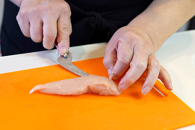 分解して包丁のように使えるキッチンバサミもある。鶏のササミの筋取りなど、細かい作業に便利