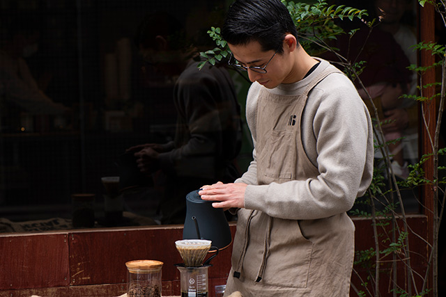 コーヒー豆の個性によって、井川さんはコーヒードリッパーを何種類か使い分けているという